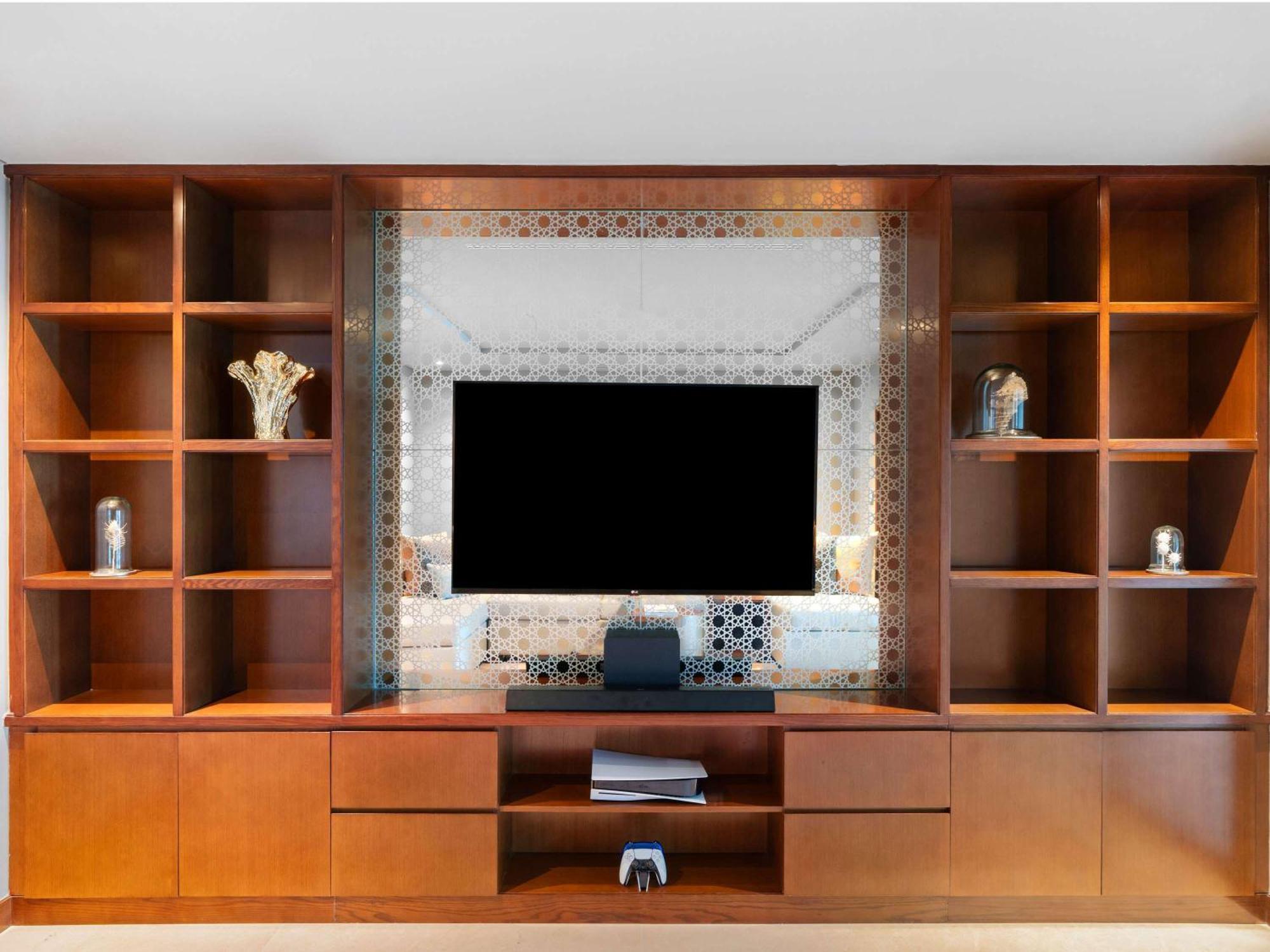 Rixos Marina Abu Dhabi Ξενοδοχείο Εξωτερικό φωτογραφία A built-in entertainment center